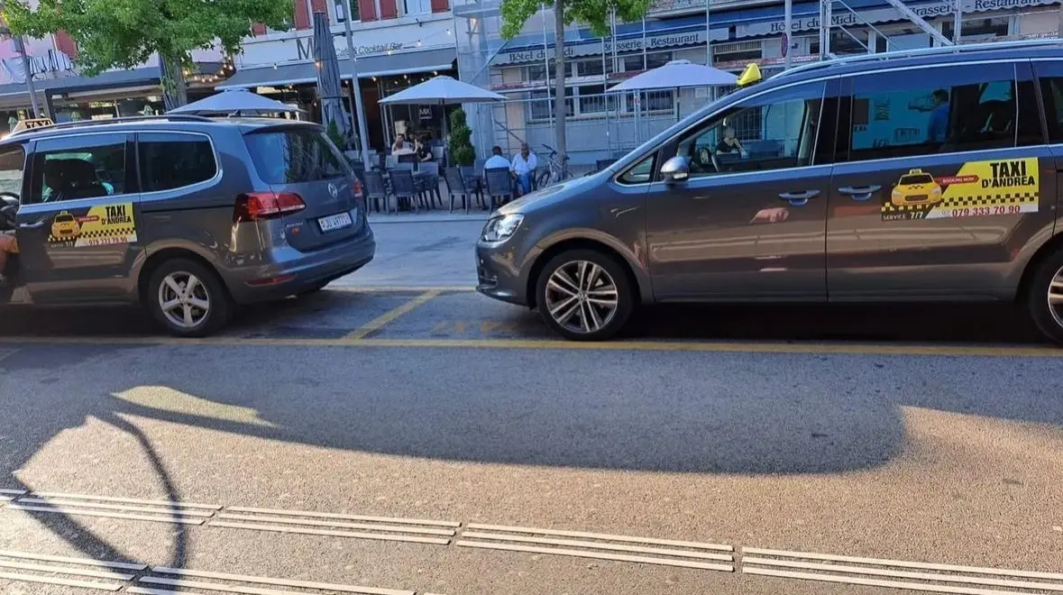 Deux véhicules Taxi d'Andrea en attente de clients au centre de Delémont