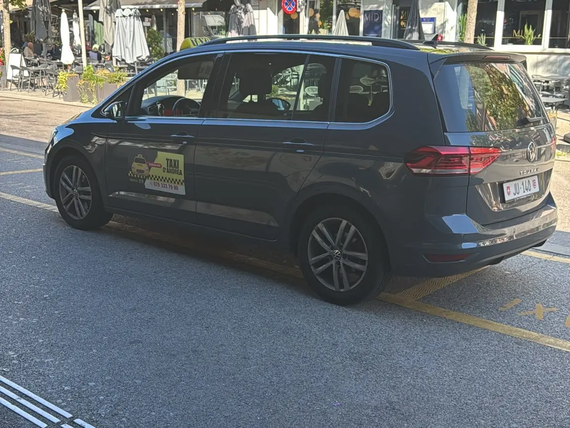 Taxi d'Andrea en prise en charge au centre de Delémont pour un transport médical assis